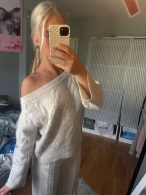 Stickad tröja  - Jätte fin! Använd 1 gång.