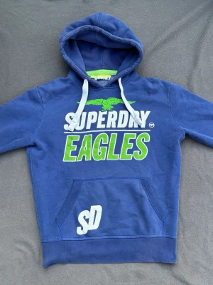 Superdry hoodie - Riktigt snygg superdry vintage hoodie. Väldigt trendig och ger en skön stil. Storlek M, kan även passa S.