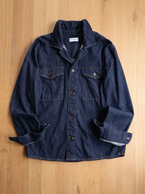 Mörkblå Overshirt These Glory Days - Snygg mörkblå Overshirt / Chore Jacket från These Glory Days med klassisk krage, två bröstfickor med knappar och kontrastsömmar. Jackan har en rak passform och stängs med knappar framtill. Perfekt för en avslappnad och trendig look.