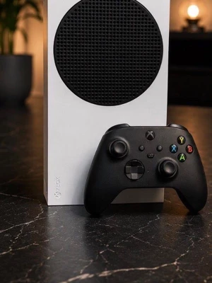 Xbox series S spelkonsol  - Xbox Series S 512GB + originalkontroll  Säljer min Xbox Series S 512GB tillsammans med original Xbox-kontroll. Konsolen är smidig, kompakt och perfekt för gaming utan att ta upp mycket plats. Tillkommer även med en Skull&Co adapter som man kan använda för att koppla in AirPods.   Xbox Series S 512GB Original Xbox-kontroll Fungerar som den ska, helt felfri  HDMI- och strömkabel ingår Fräsch och väl omhändertagen  