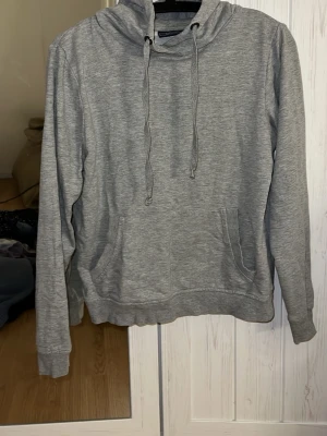 Grå hoodie från OTP Leisurewear - Säljer en enkel och stilren grå hoodie från OTP Leisurewear i storlek S (36/38). Hoodien har huva med dragsnören, magficka och långa ärmar. Perfekt för chill dagar eller när du vill ha en avslappnad look.