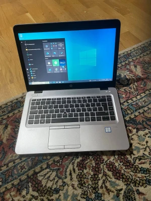 HP EliteBook 840 G4 i5-7300U 8GB RAM, SSD 256GB - HP EliteBook 840 G4 i5-7300U 8GB RAM, SSD 256GB HP EliteBook 840 G4 med en Intel Core i5-7300U-processor på 2.60 GHz och 8 GB RAM. Operativsystemet är Windows 10 Pro. Allt funkar bra Laddare ingår
