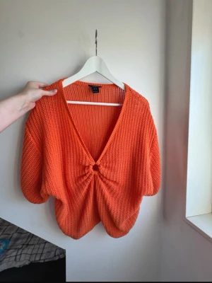 Stickad T-shirt - Lindex - XS, men skulle vilja klassa den som small då den är stor i storleken