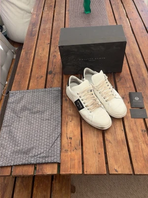  Philipp Plein skor - Rätt smutsiga men inget som en tvätt inte fixar! Utöver det: felfria. Box + tillbehör ingår!