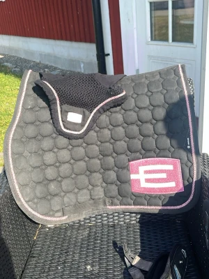 Equline rosa schabrak + huva - Säljer ett fint ljus roda E-logga schabrak med matchande huva.🤍 Det är inprencipt nytt🩷 Nypris är 3434kr🌟Det tvättas innan!