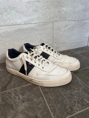 Henri Lloyd Skor - Henri Lloyd Sneakers - Använda men mycket mer att ge. Storlek 42