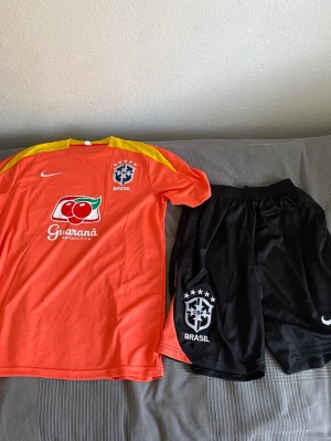 Brazil Träningsset Tröja + Shorts - Säljer min brazil träningsset som är kvalite och väldigt fin för sommaren. Storleken är XL Fan version men är väldigt bra stretchig material, så den passar på mig som är storlek L men vill inte ha något tight. 