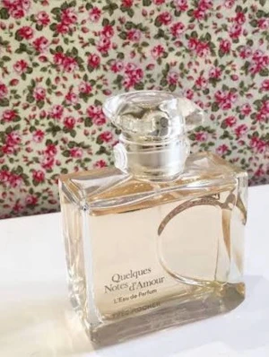 Quelques Notes d'Amour EdP Yves Rocher - Fick denna av mamma som är jättegod. Googlade såg att den vara väldigt känd eftersökt och dyr. Såg en som ligger på 165 dollar. Slutsåld överallt😊Ingen låda. lite använd. Ge bud 