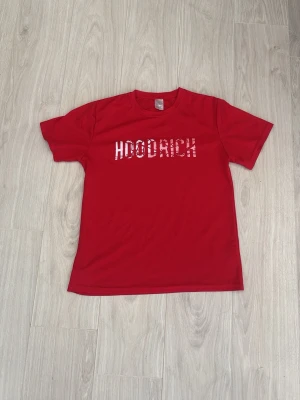 HOODRICH t-shirt - Snygg röd t-shirt med HOODRICH-tryck i vitt framtill. Klassisk rund hals och korta ärmar. Perfekt för dig som vill ha en enkel men ändå statement t-shirt till din outfit.