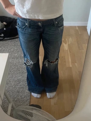 Jeans - Säljer ett par jeans från Gina lite slitna längst ner.