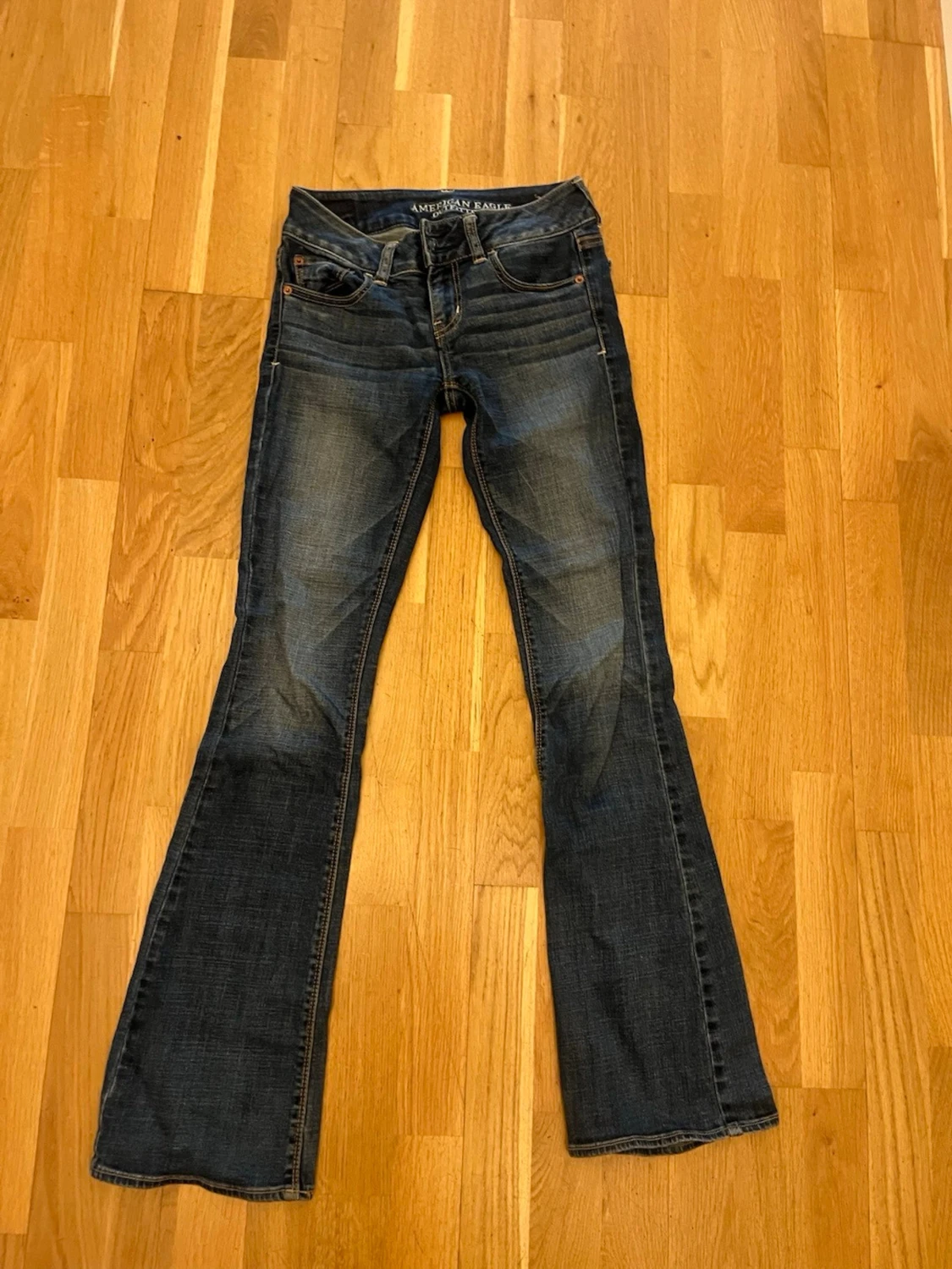 Low waist Bootcut jeans från American Eagle
