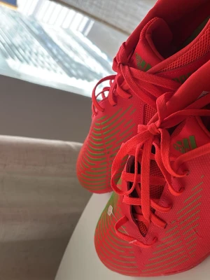 Adidas predator  - Röda adidas predators som är i ett väldigt nytt skick storlek 44