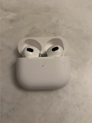 AirPods 3 - AirPods 3 perfekt mycket bra ljud! Använd ungefär 3 månader! Skickas inom 24 timmar! Äkta 
