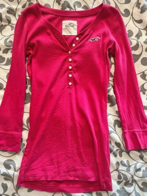 Hollister henley  - Rosa hollister henley topp. Storlek s. Stretchig. Mycket bra skick inga defekter. Säljer för den inte används längre. 3/4 tröja  PRISET KAN DISKUTERAS!! 