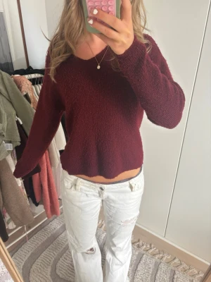 Vinröd stickad tröja - I fint skick, perfekt till hösten☺️ knappt använd💕