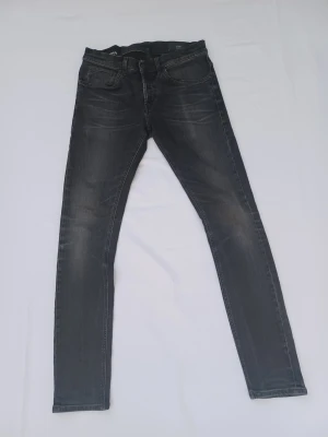 Dondup George jeans  - Dondup George jeans väldigt eftertraktat och populärt. Ny pris=4000kr, vårt pris=799kr