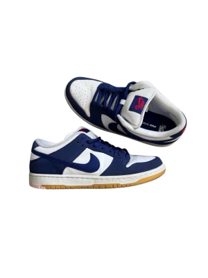 nike sb dunk dodgers - nike sb dunk 'dodgers'  size: EU43 . US9.5  condition: 9/10  ships within 24 hours