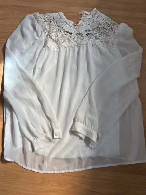 Vit blus - Jätte fin blus från only i storlek 36 passar bra till vardags och fest.