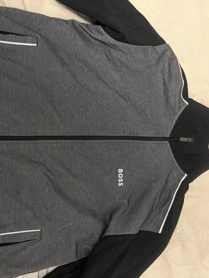 Hugo boss tröja - Hugo boss tröja strl M använd 2-3 ggr. Kan skicka fler bilder på begäran!