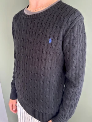Stickad Polo Ralph Lauren sweatshirt - En stickad tröja ifrån märket Polo Ralph Lauren! Nypris ca 2000kr                                                 Storlek - XL (18-20) men passar ca S                 Mått - A: 42 B: 38 C: 43 D: 60.5 (cm)              Priser kan diskuteras vid snabb affär, skickas samma dag eller dagen efter!🚚💸
