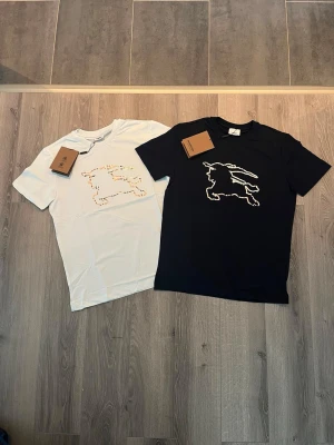 Burberry T-Shirt  - Tjena, Säljer dessa 2 burberry tröjor ena vit och andra i navy blue för 649, Det står L på de men de passar M. Köpte den också här på Plick 