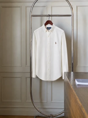 Vit skjorta från Ralph Lauren - Säljer en klassisk vit skjorta från Ralph Lauren med broderad logga på bröstet. Skjortan har långa ärmar och knappar framtill. Perfekt för en stilren look. Nypris 2000kr