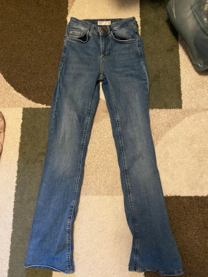 Blå bootcut jeans  - Blå midwaist bootcut jeans från Cubus som är sydda lite smalare och lite kortare för att passa nån som är 160 ungefär!