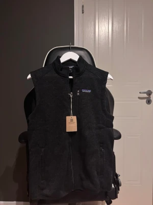 Patagonia fleece väst - Helt nytt skick med prislapp! De är L men sitter mera som en M. Jag är 180 väger 70kg och den sitter lite för kort på mig men de beror på hur man vill att den ska sitta på än. Jag föredrar lite mera oversize! Om de saknas fler bilder så är det bara och skriva så lös det. Priset kan diskuteras! Jag fraktar inom 1-3 dagar! 