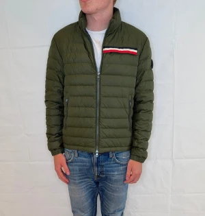 Moncler Jacket Olive Green Men's - Grön Moncler-jacka i pre-owned skick, storlek S.