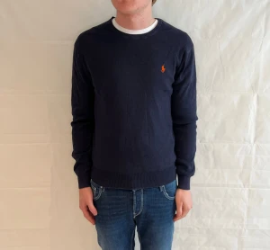 Polo Ralph Lauren Sweater Slim Fit Prima Cotton Blue Men's - Marin stickad tröja i bomull, slim fit, begagnad i mycket gott skick.