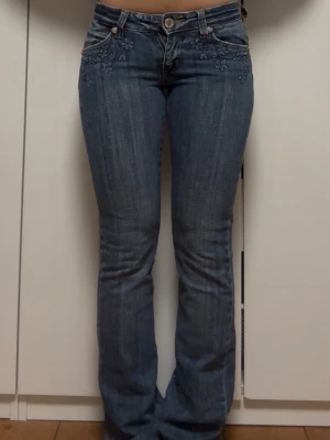 Jeans - Säljer då de är lite små för mig. Hör av er vid frågor eller funderingar❤️