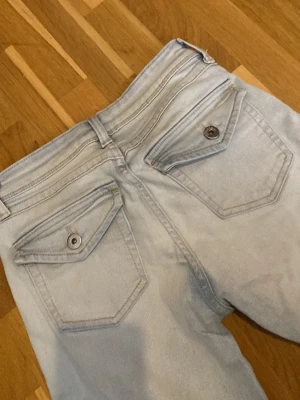 Ljusblå bootcut jeans - Ljusblå bootcut jeans storlek 34❤️ det finns vissa små fläckar som är ganska diskret syns inte så mycket, men det finns men inget man märker❤️
