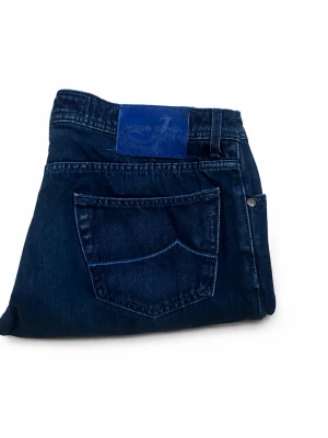 Mörkblå Jacob cohen jeans - Snygga mörkblå Jacob Cohen jeans med klassisk femficksdesign och raka ben. Jeansen har en tydlig bakficka och blå patch i midjan. Perfekta för en avslappnad och trendig stil. Materialet är denim med tydliga sömmar. Size är W35 fast dem är små i storleken. Priset är inte hugget i sten!!