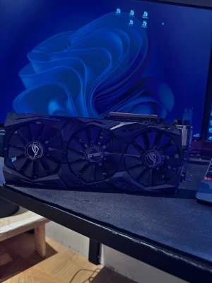 1060 GTX - Säljer ett ASUS ROG Strix grafikkort som har trippla fläktar. STRIX-GTX1060-06G-GAMING. Grafikkortet klarar av nästan alla spel med bra prestanda. 2 DisplayPort, 2HDMI och 1DVI. Har du några frågor? Hör av dig gärna!