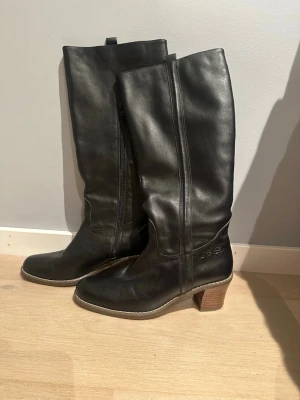 Svarta boots - Svarta höga boots från Björn Borg, passar tyvärr inte mig🥲