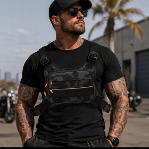 Chest bag -Outdoor Bröstväska Mörkgrå Camo – Löpning, Cykling, Träning & Resor - Lätt och bekväm bröstväska för vardagsbruk, träning och outdoor-aktiviteter.  Perfekt för löpning, vandring, cykling, gym, fitness, resor och andra aktiviteter. Justerbara remmar ger bra passform och flera praktiska fack håller mobil,