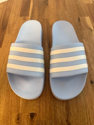 adidas Adilette Aqua Light Blue 44 1/2 - Säljer ett par nya adidas Adilette Aqua Light Blue. Storlek: 44 1/2