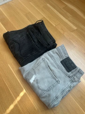 Jack & jones jeans - Tjena, säljer två par jack & jones jeans. De svarta är i slim/glenn storlek 31/32 o de gråa är i comfort/mike storlek 30/32. 150 för ett par 250 för båda!