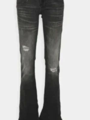 Ltb jeans - Fina ltb jeans i storlek w26 L34  Det finns ett lite hål mitt i skrevet men går lätt att sy och de syns inte, den lappen på knät börjar lossna men går att ta bort eller sätta fast. Super fina annas och är ju otroligt populära