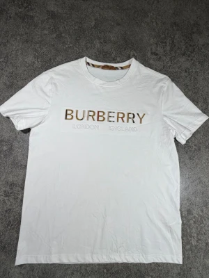 Vit Burberry t-shirt  - Jag säljer den t-shirt for mer info DM 