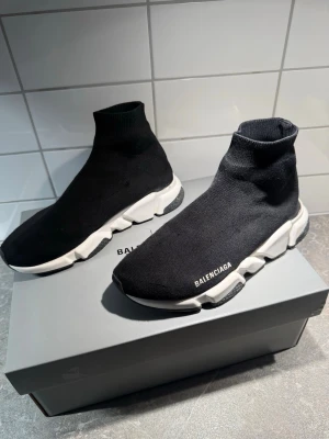 Balenciaga Speed Runner Sneakers - Hej! Säljer ett par Balenciaga-skor i storlek 40, men de passar även om du har storlek 41. Skorna är i skick 7/10 och är enkla att rengöra. Kvitto och box finns kvar. Skriv vid intresse!