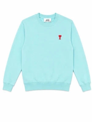 Ljusblå sweatshirt från Ami - Ljusblå sweatshirt från Ami med rund halsringning och ribbade muddar. På bröstet finns ett litet rött hjärta med A-bokstav, vilket ger en snygg detalj. Tillverkad i mjukt material som känns skönt mot huden.