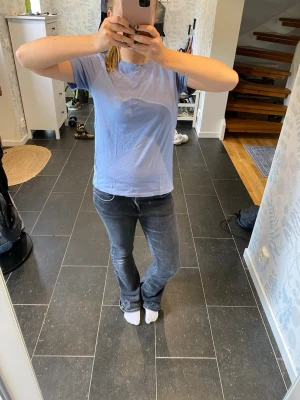Ljusblå basic t-shirt - En enkel ljusblå t-shirt med rund hals och korta ärmar. Perfekt till jeans eller shorts för en avslappnad look. Tillverkad i mjuk bomull som känns skön mot huden.