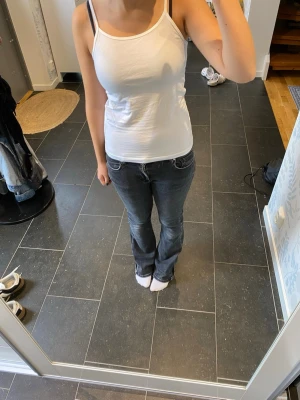 Vit ärmlös linnetopp - Säljer en enkel och stilren vit linnetopp med smala axelband. Toppen är figurnära och har en klassisk rak passform som passar perfekt till jeans eller kjol. Perfekt för varma dagar eller som lager under en skjorta. Knappt använd. 