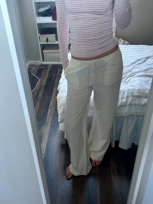 Beige bomullsbyxor  - Säljer dessa beige linnebyxor/bomullsbyxor från H&M ivstorlek XS. Byxorna är i väldigt bra skick.