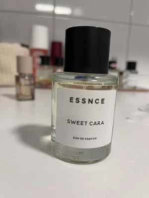 ESSNCE Sweet Cara Eau de Parfum - Sweet Cara och kommer från ESSNCE. Endast testad få ggr 