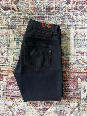 Dondup George - Blåa Dondup George jeans i storlek W30. NYSKICK, längd 100cm. Stilrena och en fin marinblå färg nu i sommar! Kontakta vid minsta fråga⚜️