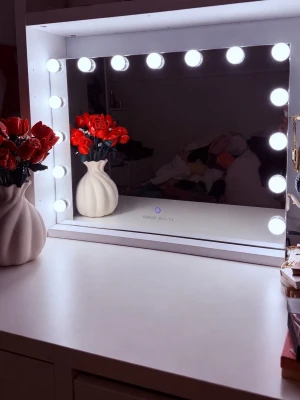 Sminkspegel med LEDlampor / Vanity Mirror with Lights - Nypris 995 kr. 58 x 46 cm. Kan avhämtas i Skövde. Stor Sminkspegel från Bright Beauty med tre olika ljuslägen neutral, varm och kallvit samt dimbars funktion med touch. 