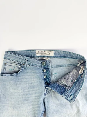 Jacob Cohën jeans 622 - Ljusblå jacob Cohën jeans Märke: Jacob Cohën Storlek: Size 34 Passform: Slimfit Färg: Ljusblå Skick: Mycket bra Mått: Midja: 42 cm Längd: 98 cm Öppning vid fot: 19 cm