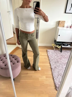 Gröna byxor - Så snygga gröna byxor från design by si, endast använda en gång💗